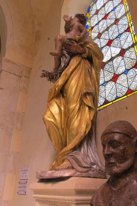 statue : Vierge à l'Enfant, profil gauche