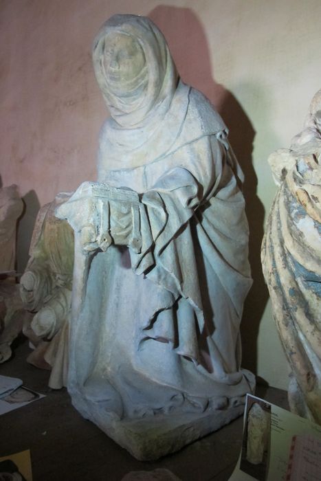 statue : Religieuse