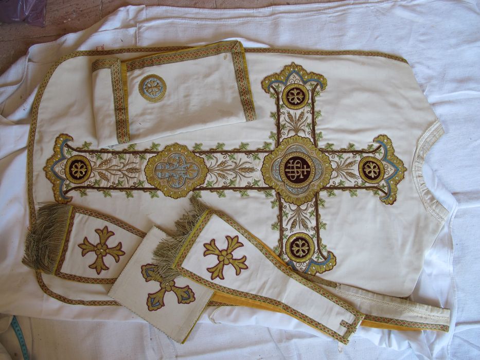 chasuble, étole, manipule, bourse, voile de calice
