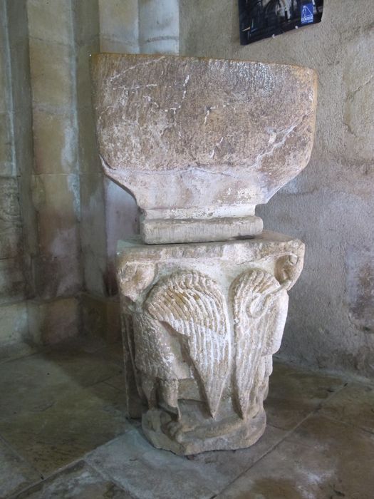 bénitier, chapiteau (fragment lapidaire)