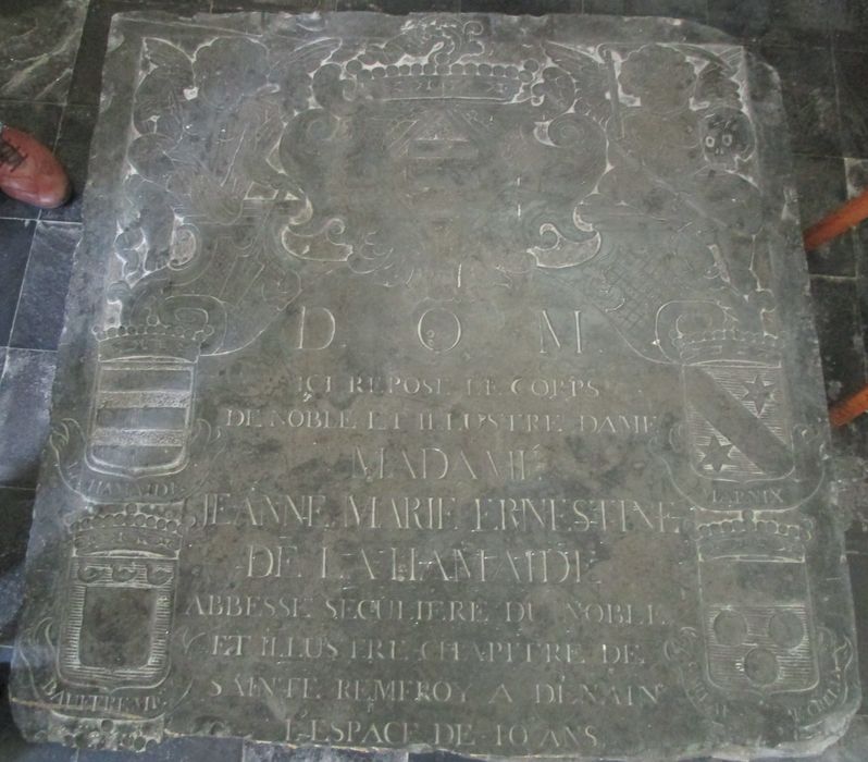 dalle funéraire de Jeanne Marie Ernestine de La Hamaïde, abbesse du chapitre noble de Denain (1689-1729) - © Ministère de la Culture (France), Conservation des antiquités et des objets d’art du Nord – Tous droits réservés