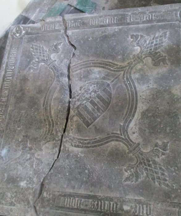 dalle funéraire d'Alix de Molembaix, abbesse du chapitre noble de Denain - © Ministère de la Culture (France), Conservation des antiquités et des objets d’art du Nord – Tous droits réservés
