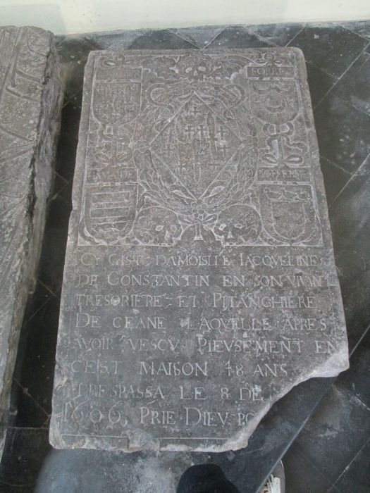 dalle funéraire de Jacqueline de Constantin, trésorière et pitancière du chapitre noble de Denain - © Ministère de la Culture (France), Conservation des antiquités et des objets d’art du Nord – Tous droits réservés