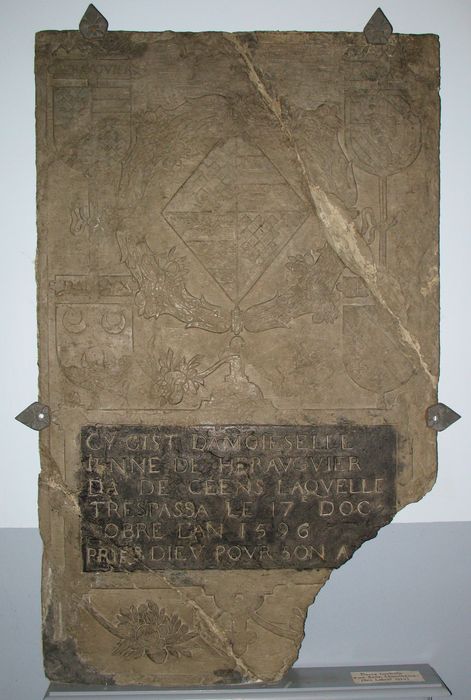 dalle funéraire de Jeanne de Héranguier, chanoinesse du chapitre noble de Denain - © Ministère de la Culture (France), Conservation des antiquités et des objets d’art du Nord – Tous droits réservés