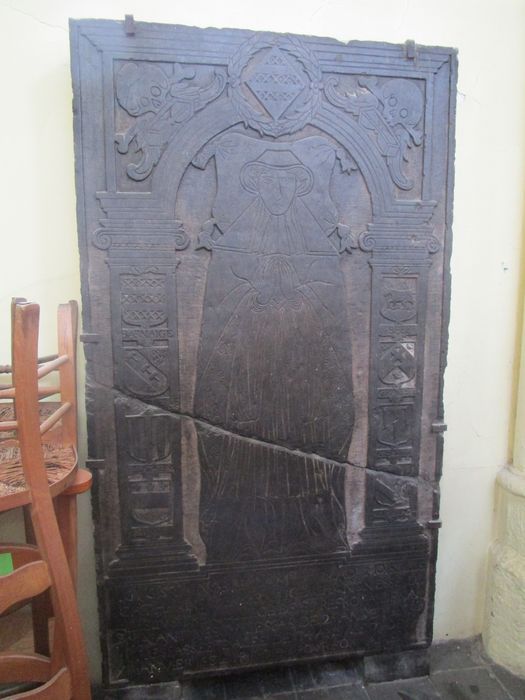 dalle funéraire de Catherine de Barnaige, chanoinesse du chapitre noble de Denain - © Ministère de la Culture (France), Conservation des antiquités et des objets d’art du Nord – Tous droits réservés