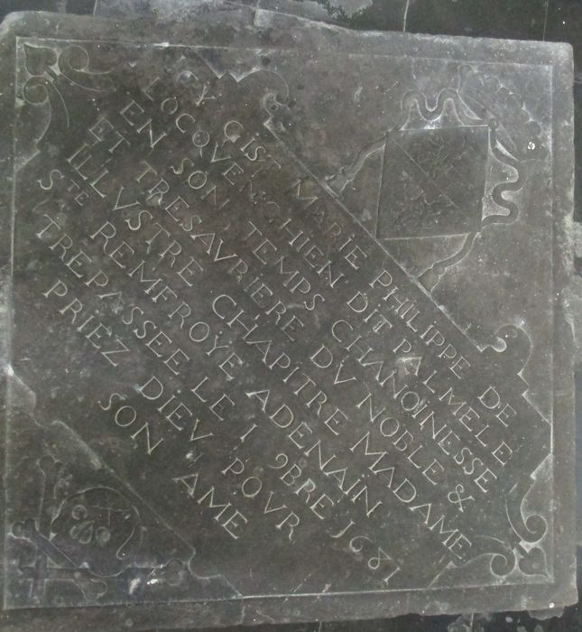 dalle funéraire de Marie Philippe de Locquenghien dite Palmele, trésorière du chapitre noble de Denain - © Ministère de la Culture (France), Conservation des antiquités et des objets d’art du Nord – Tous droits réservés