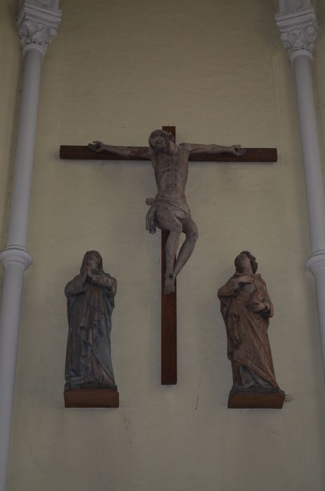 statues (Calvaire): Christ en croix, Vierge, Saint Jean l'Evangéliste - © Ministère de la Culture (France), Conservation des antiquités et des objets d’art du Nord – Tous droits réservés