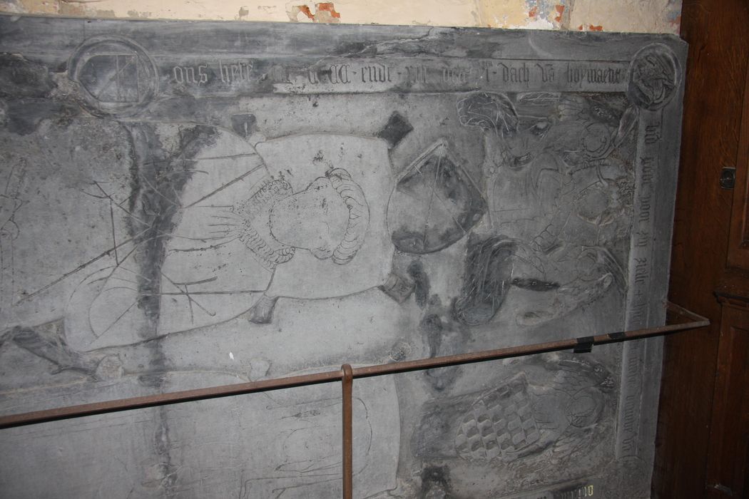 dalle funéraire de François de Wische et de Marie d'Auchelles, vue partielle - © Ministère de la Culture (France), Conservation des antiquités et des objets d’art du Nord – Tous droits réservés 