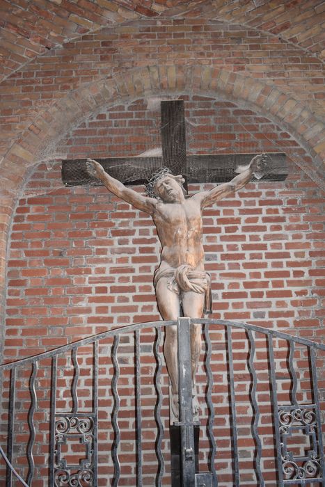 statue de calvaire : Christ en croix