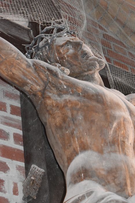 statue de calvaire : Christ en croix, vue partielle