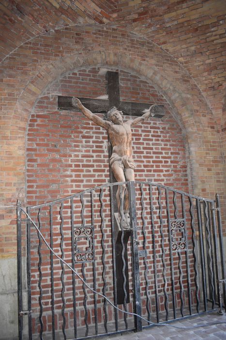 statue de calvaire : Christ en croix
