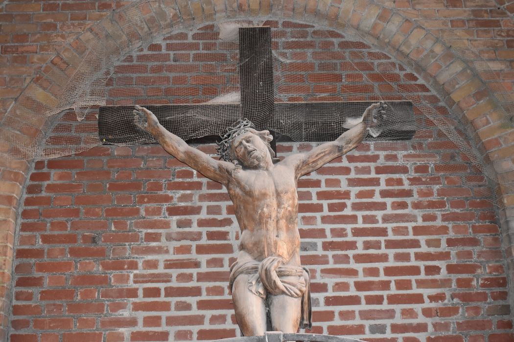 statue de calvaire : Christ en croix, vue partielle