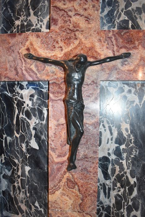 statue (statuette) : Christ en croix