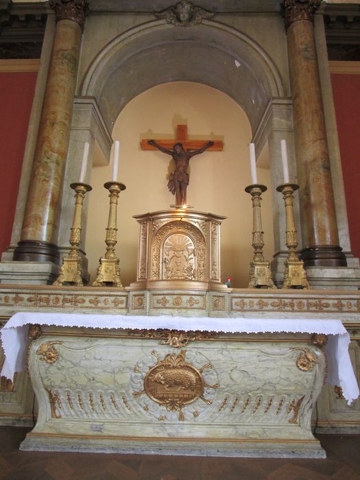 autel (maître-autel) avec degrés et tabernacle, chandeliers - © Ministère de la Culture (France), Conservation des antiquités et des objets d’art du Nord – Tous droits réservés