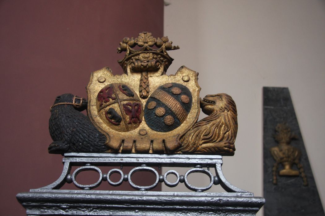 clôture, détail de la partie sommitale portant les armoiries - © Ministère de la Culture (France), Conservation des antiquités et des objets d’art du Nord – Tous droits réservés 