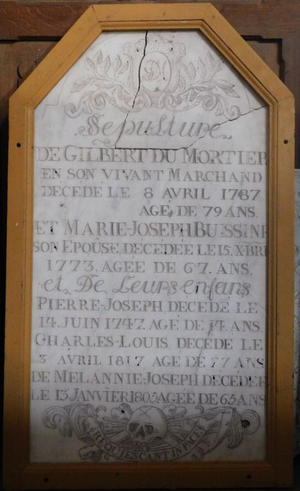 plaque funéraire de Gilbert Dumortier - © Ministère de la Culture (France), Conservation des antiquités et des objets d’art du Nord – Tous droits réservés 