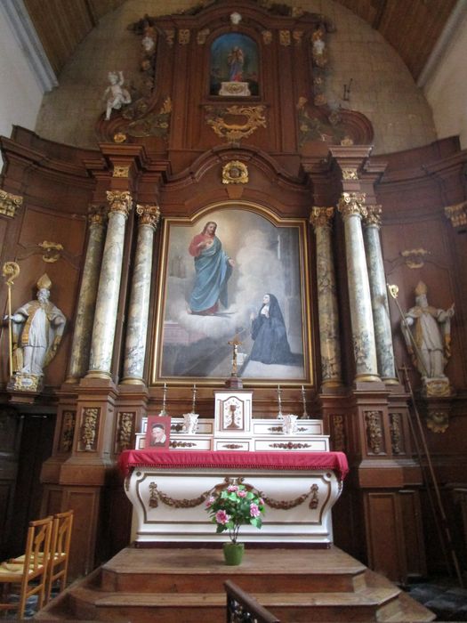 Autel, tabernacle, retable, tableau : l'Apparition du Sacré-Coeur à sainte Marguerite Marie Alacoque, 3 statues : saint Arnould, saint Séverin, Vierge à l'Enfant (autel secondaire, en pendant)