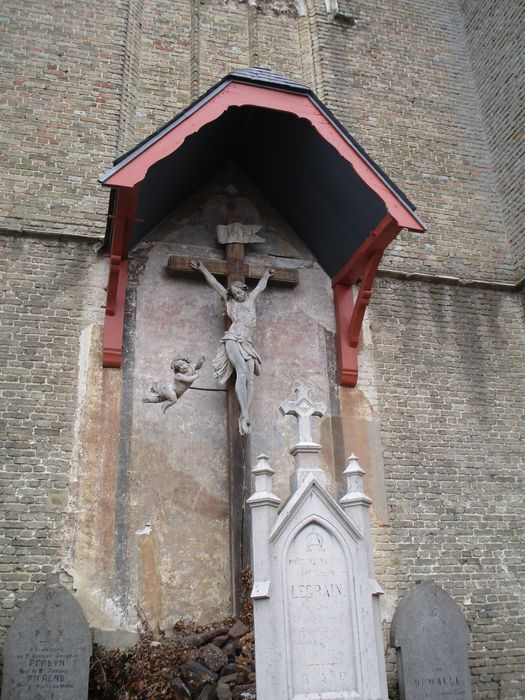 groupe sculpté : Christ en croix avec angelot portant un calice