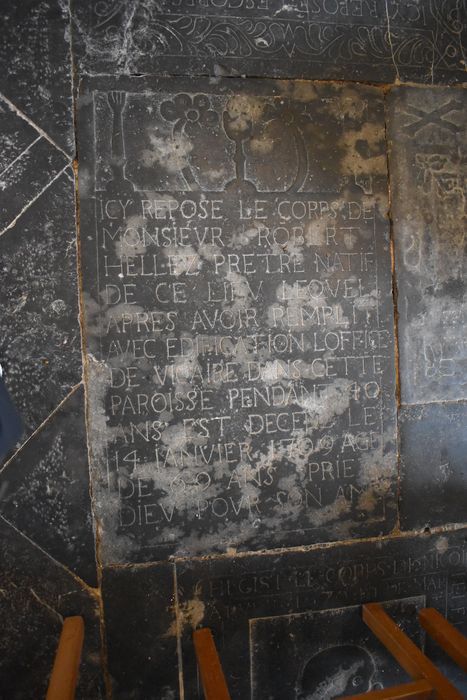 dalle funéraire (pierre tombale) de Robert Hellez - © Ministère de la Culture (France), Conservation des antiquités et des objets d’art du Nord – Tous droits réservés 