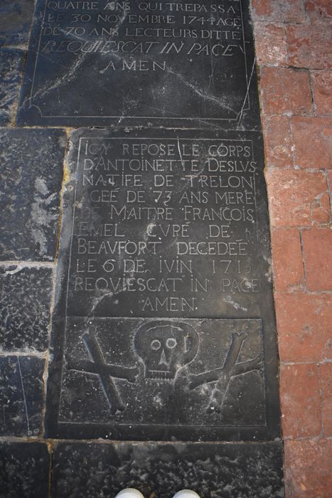 dalle funéraire (pierre tombale) d'Antoinette Deslus - © Ministère de la Culture (France), Conservation des antiquités et des objets d’art du Nord – Tous droits réservés 