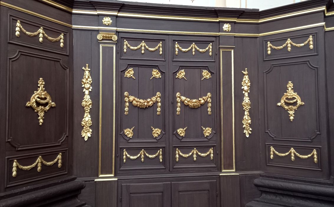 porte et lambris de revêtement (panneaux latéraux) - © Ministère de la Culture (France), Conservation des antiquités et des objets d’art du Nord – Tous droits réservés