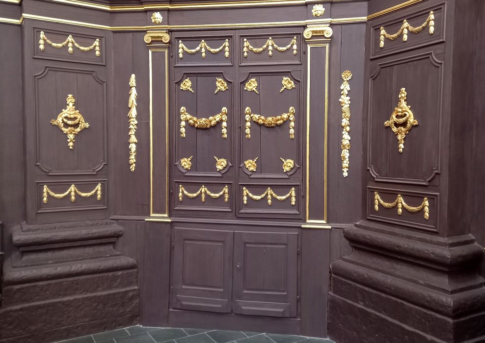 porte et lambris de revêtement (panneaux latéraux) - © Ministère de la Culture (France), Conservation des antiquités et des objets d’art du Nord – Tous droits réservés 