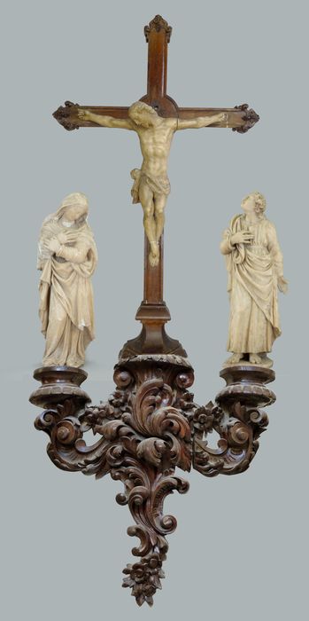 statues (calvaire) : Christ en croix, Vierge, Saint Jean l'Evangéliste - © Ministère de la Culture (France), Conservation des antiquités et des objets d’art du Nord – Tous droits réservés