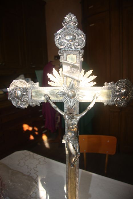 croix d'autel : Christ en croix, vue partielle