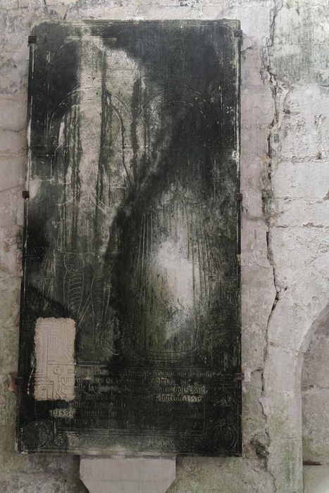 dalle funéraire à effigie gravée de Jean de Hédouville et de sa soeur