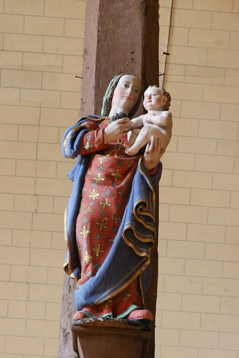statue : Vierge au raisin - © Ministère de la Culture (France), Conservation des antiquités et des objets d’art de l'Oise – Tous droits réservés