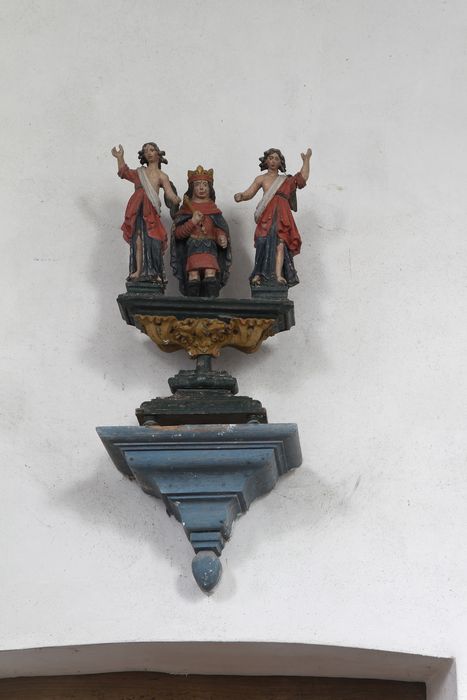 Ensemble de trois statues dont un bâton de confrérie : Saint Louis ; Sainte Geneviève ; Saint Louis