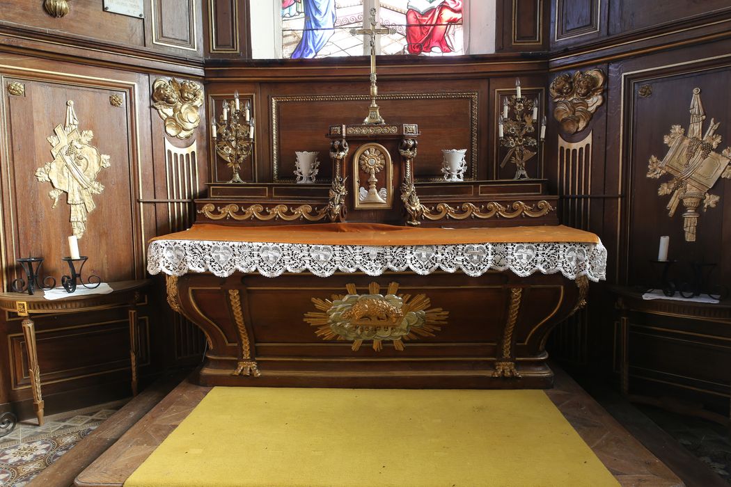 maître-autel et boiseries du choeur, vue partielle - © Ministère de la Culture (France), Conservation des antiquités et des objets d’art de l'Oise – Tous droits réservés