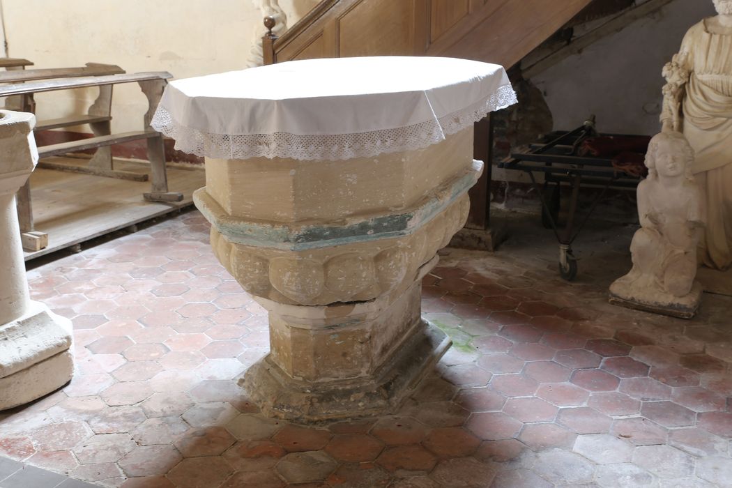 fonts baptismaux (cuve baptismale à infusion) - © Ministère de la Culture (France), Conservation des antiquités et des objets d’art de l'Oise – Tous droits réservés