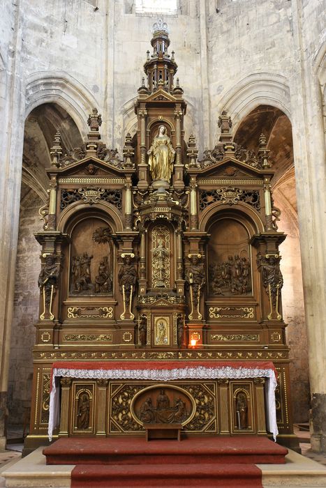 Ensemble de l'autel (maître-autel) et de trois autels (autels secondaires) avec une paire de consoles