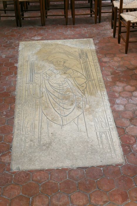 dalle funéraire à effigie gravée de l'abbé Michel de Catenoy - © Ministère de la Culture (France), Conservation des antiquités et des objets d’art de l'Oise – Tous droits réservés