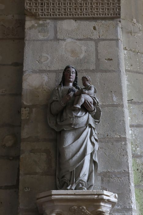 Statue : Vierge à l'Enfant et à la grappe