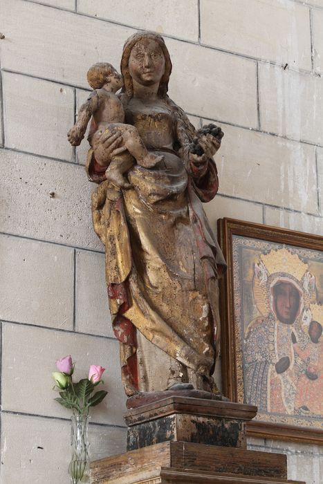 Statue : Vierge à l'Enfant et au raisin