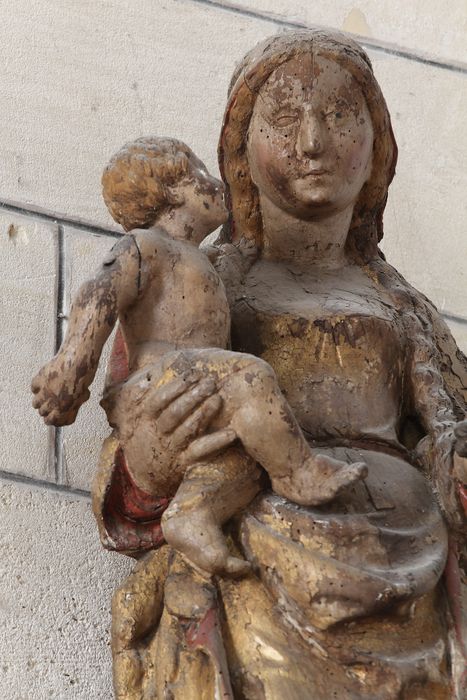 statue : Vierge à l'Enfant et au raisin, vue partielle