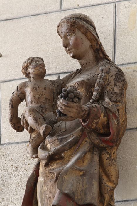 statue : Vierge à l'Enfant et au raisin, vue partielle