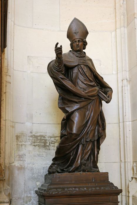 Deux statues : Saint Augustin et Saint Rieul ?