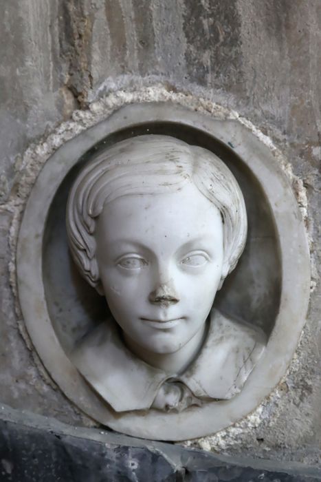 Bas-relief (médaillon) : Tête d'enfant