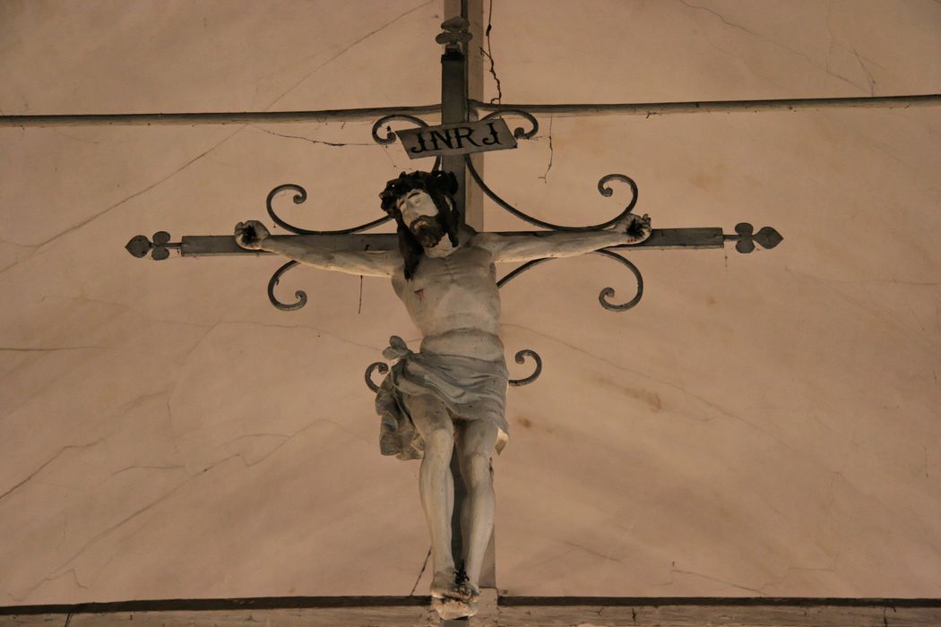 statue : Christ en croix (avec sa croix)