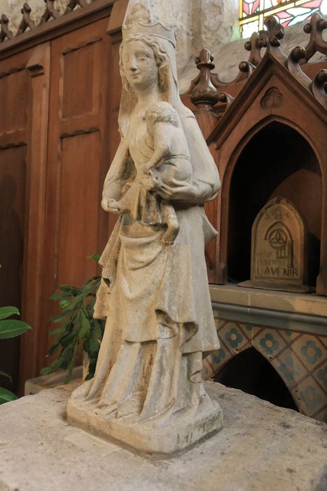 statue : Vierge allaitant