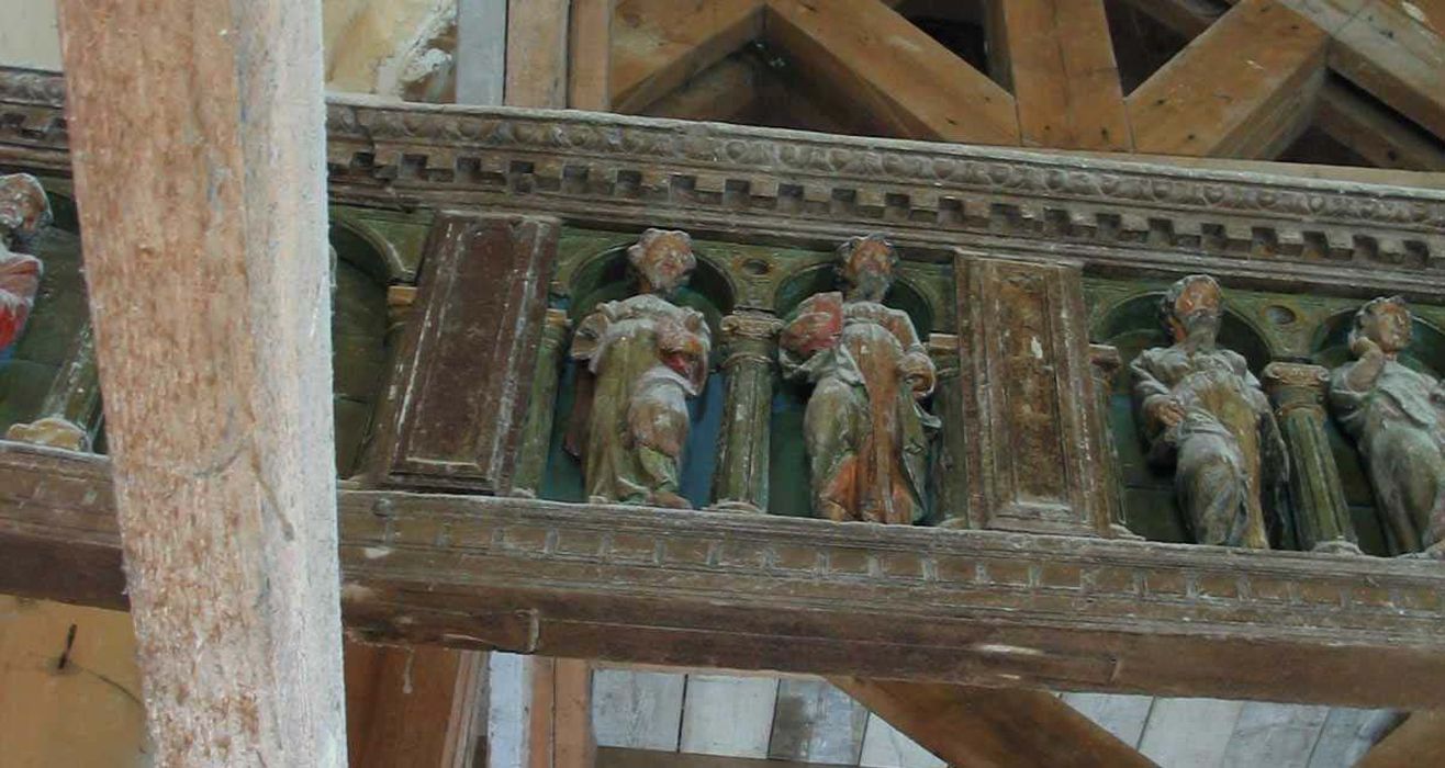 poutre à logettes avec les statuettes des douze apôtres et le visage du Christ sur le linge de sainte Véronique, vue partielle