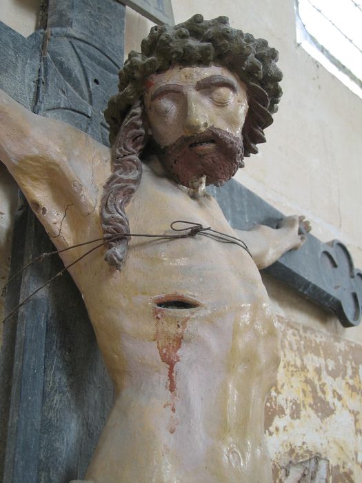 statue : Christ en croix, vue partielle