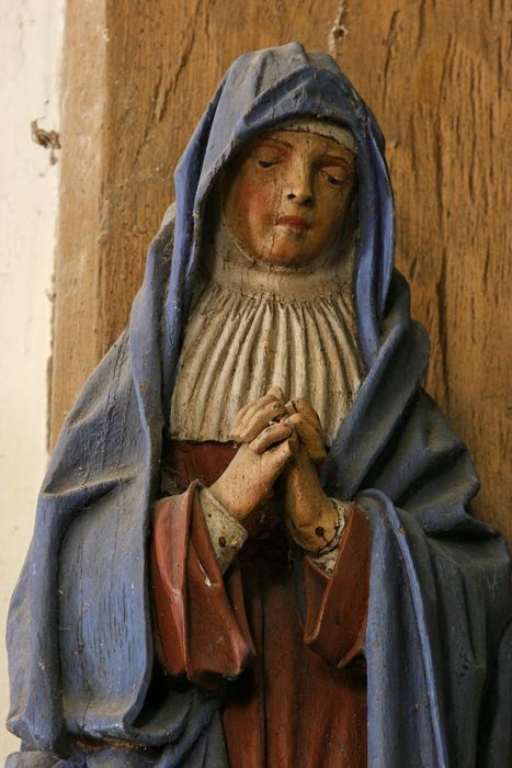 statue : Vierge de Calvaire, vue partielle