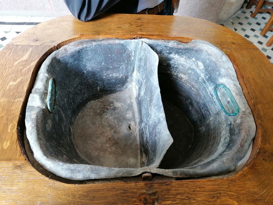 fonts baptismaux (cuve baptismale à infusion), détail