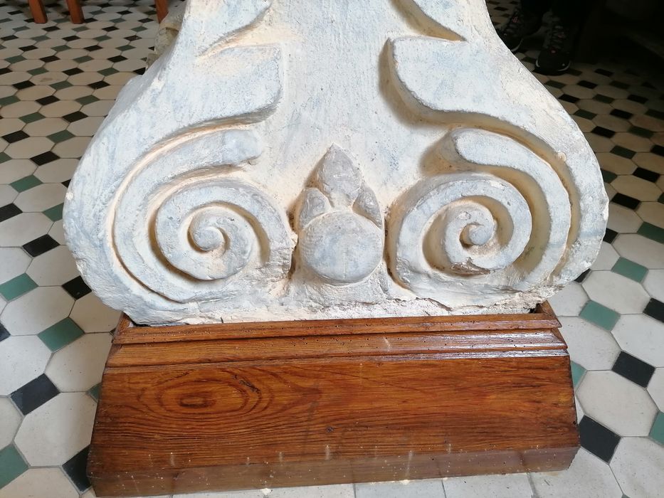 fonts baptismaux (cuve baptismale à infusion), détail