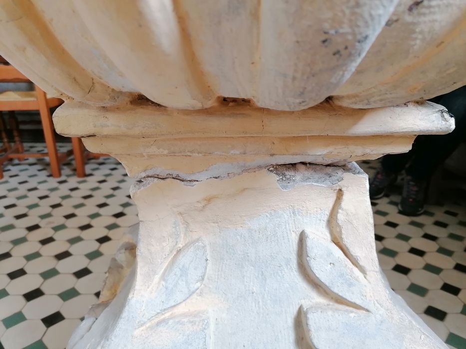 fonts baptismaux (cuve baptismale à infusion), détail