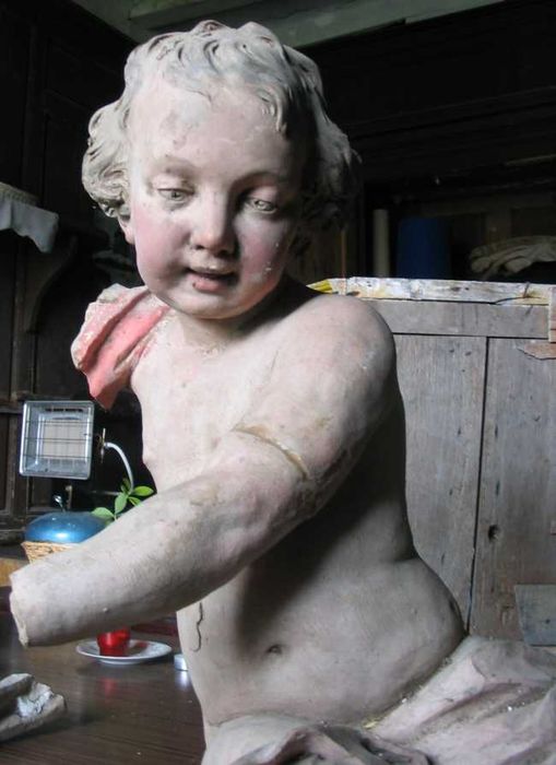 statue : Putti n°2, vue partielle